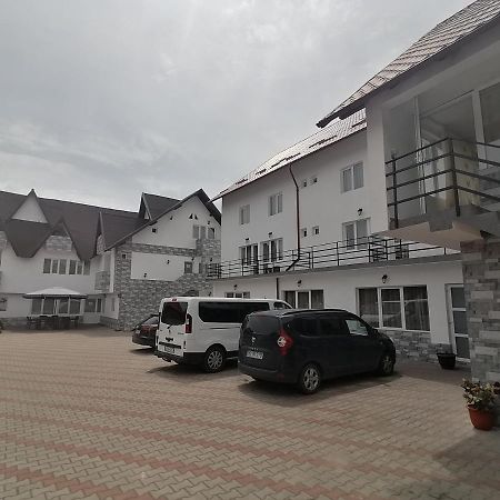 Pensiunea Iuliana Capatineni-Ungureni Ngoại thất bức ảnh