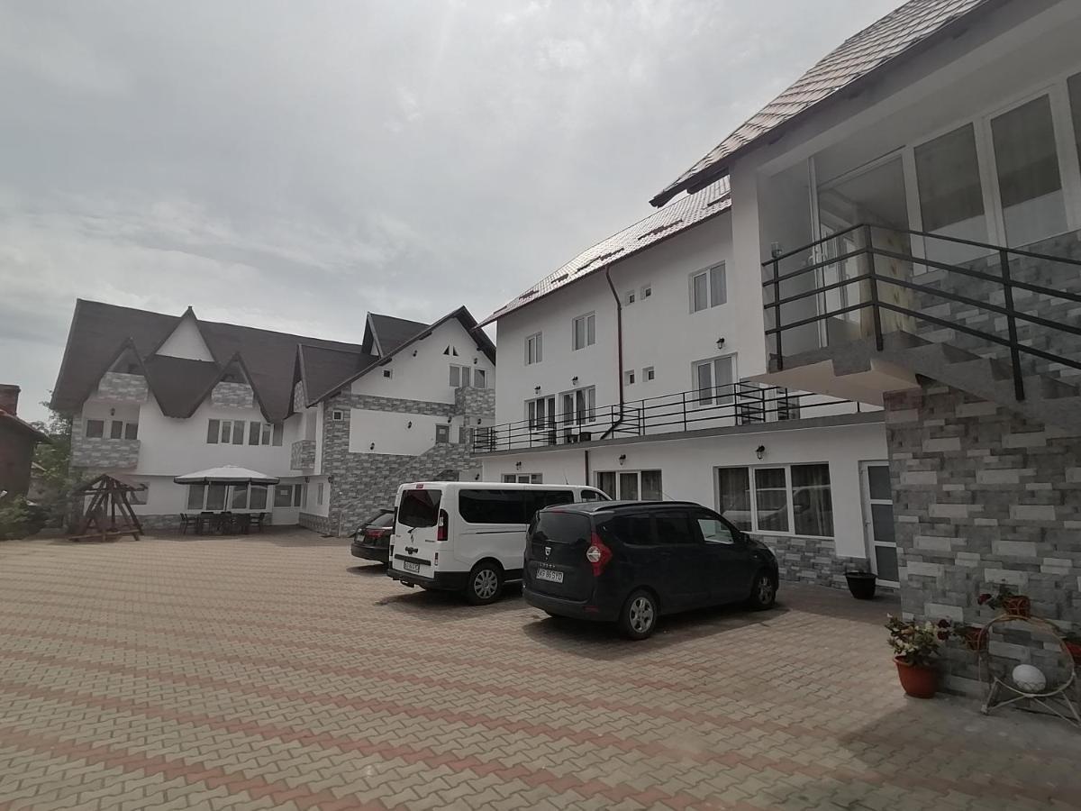 Pensiunea Iuliana Capatineni-Ungureni Ngoại thất bức ảnh